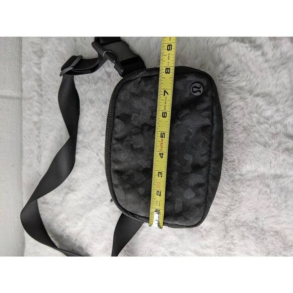 Lululemon Everywhere Belt Bag 1L Black Gray Camo - Picture 9 of 10
